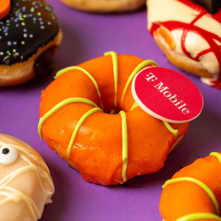 Halloween Office Box XL – 60 Mini-Donuts mit Logo (VG)